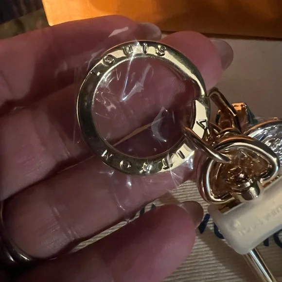 Louis Vuitton Gold Lock and Key Bag Charm (Includes dust bag and box) - Picture 4 of 13